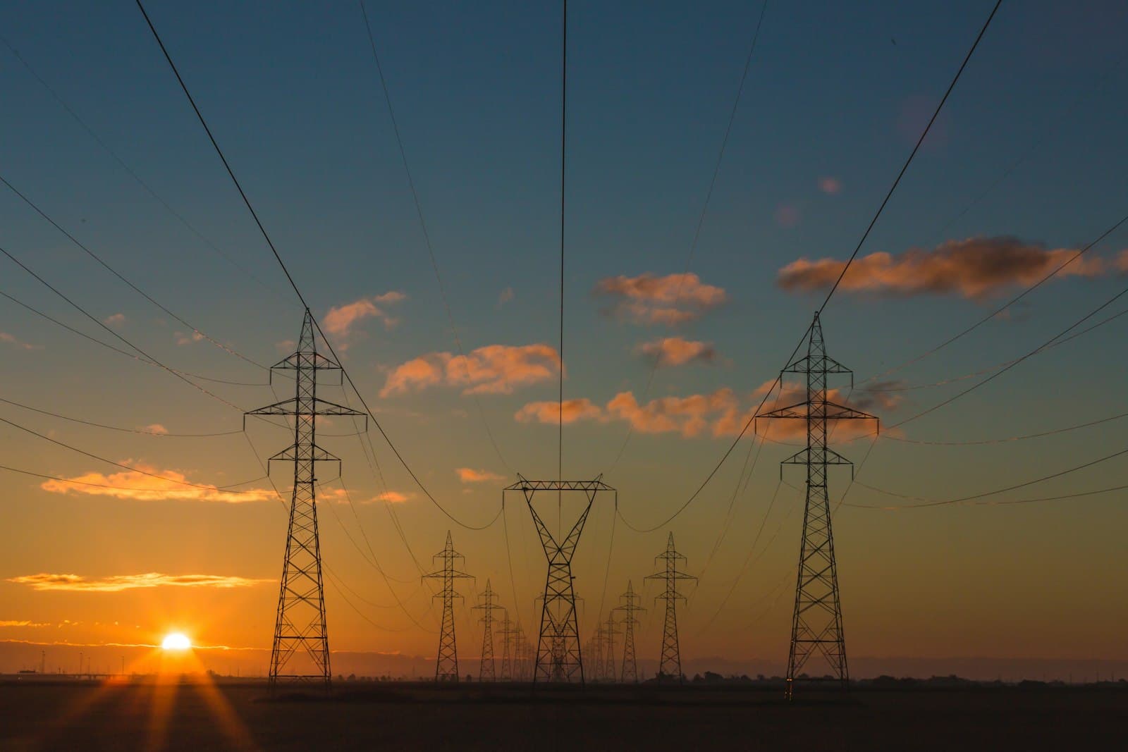 Kraftlinjer ved solnedgang